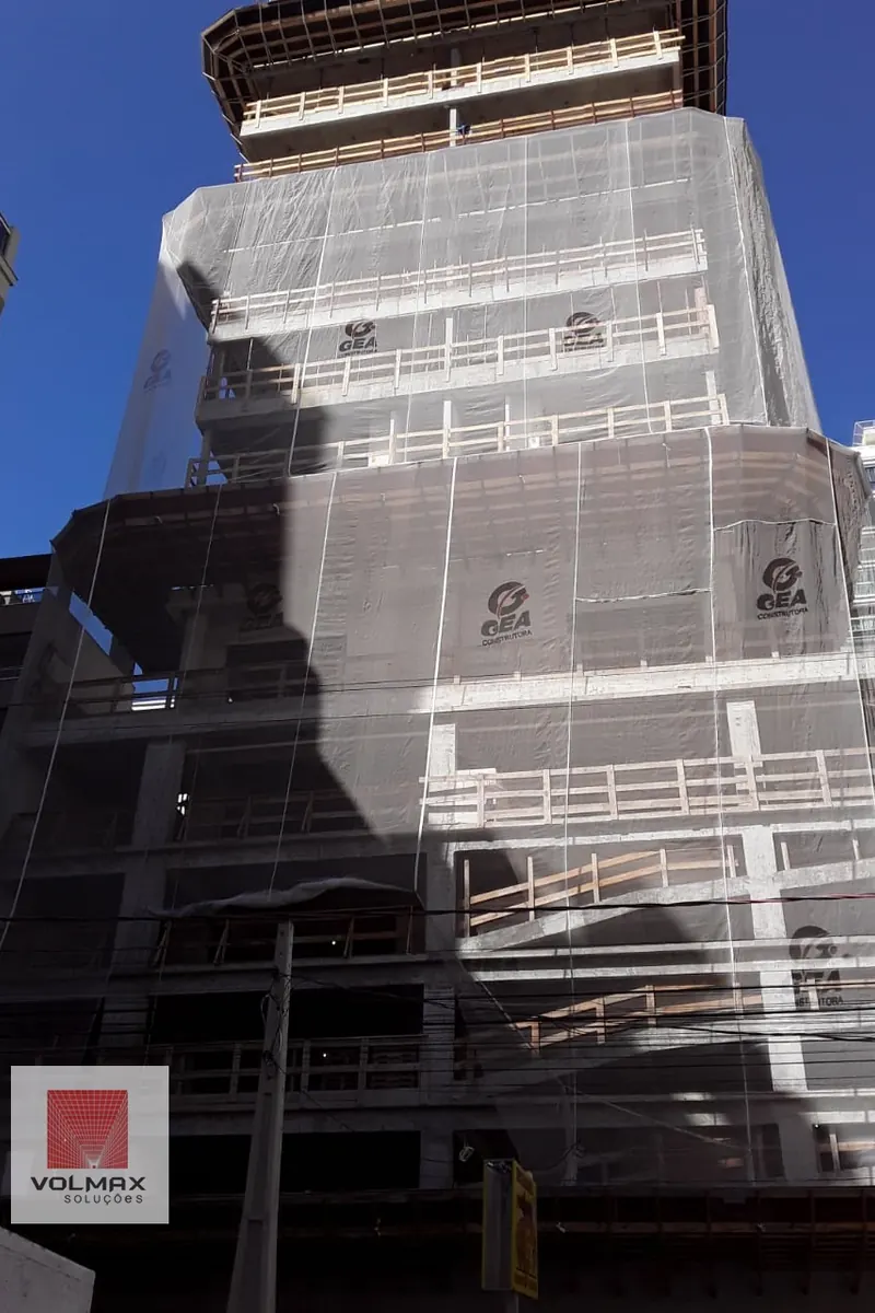 Pavimentos superiores de obra protegidos por tela fachadeira e rede