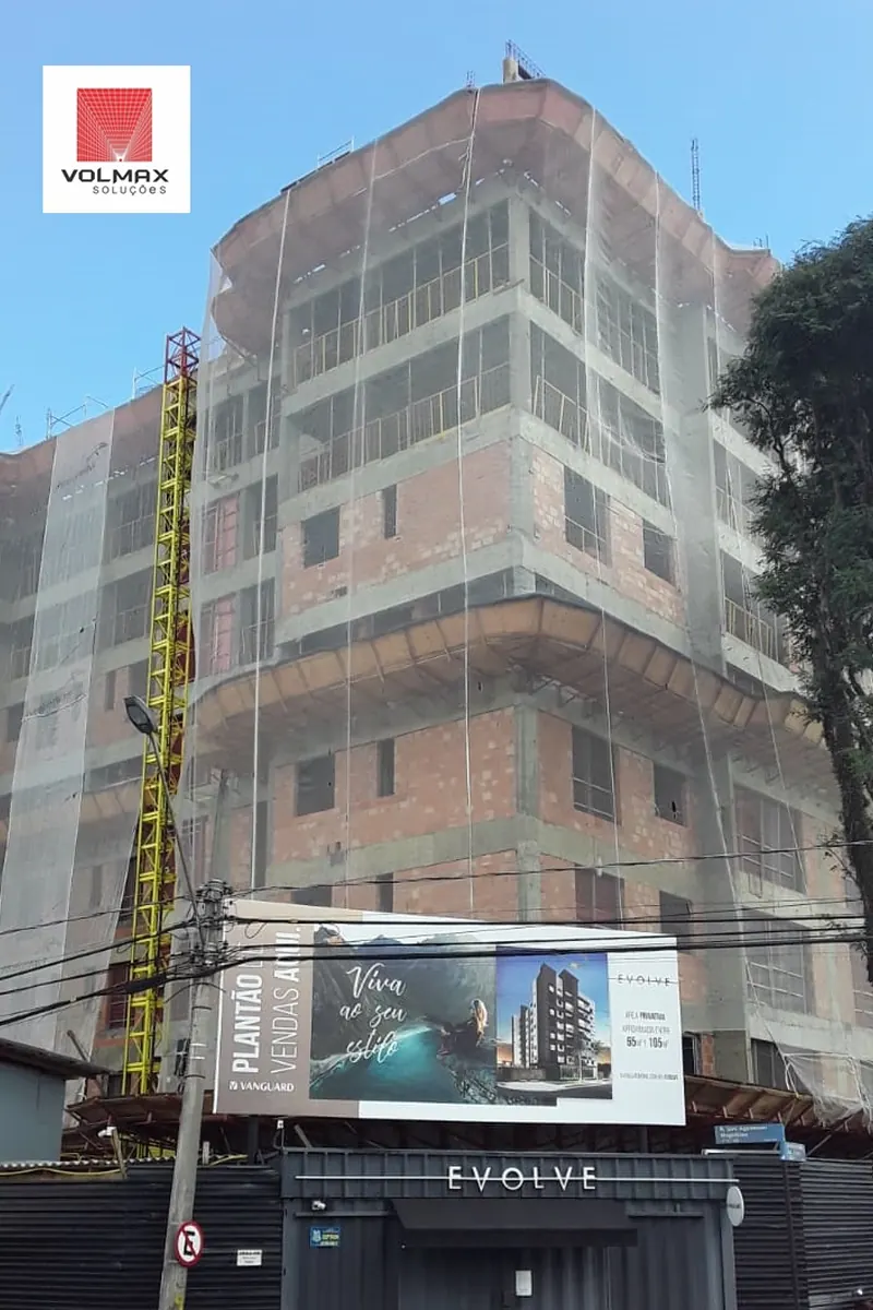 Obra de médio porte com tela fachadeira e placa Volmax
