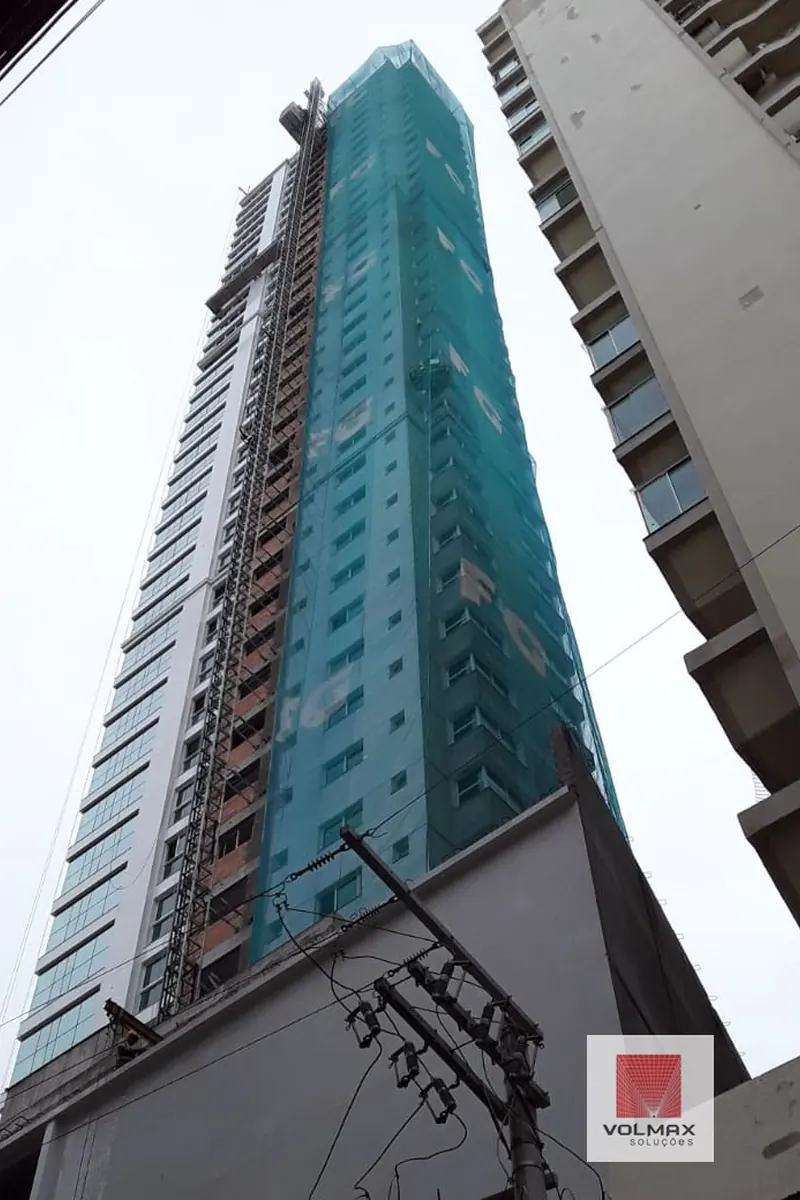 Torre alta com tela de proteção Volmax vista da rua
