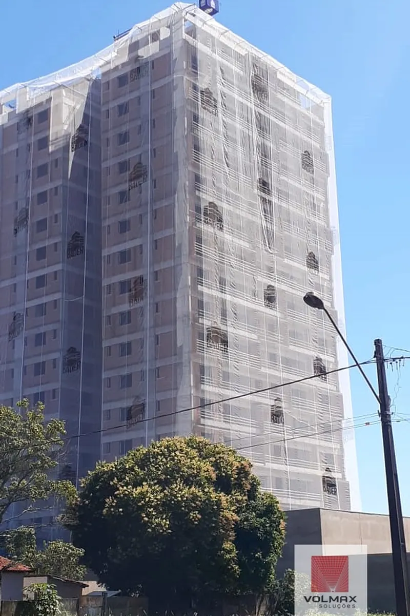 Edifício com tela de proteção e placa Volmax junto à entrada