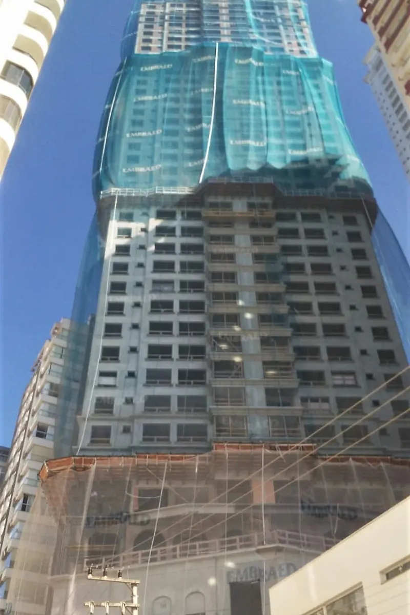 Torre de alto padrão com rede de proteção entre pavimentos