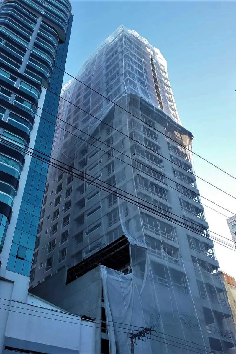 Conjunto de torres em obra com telas de proteção Volmax