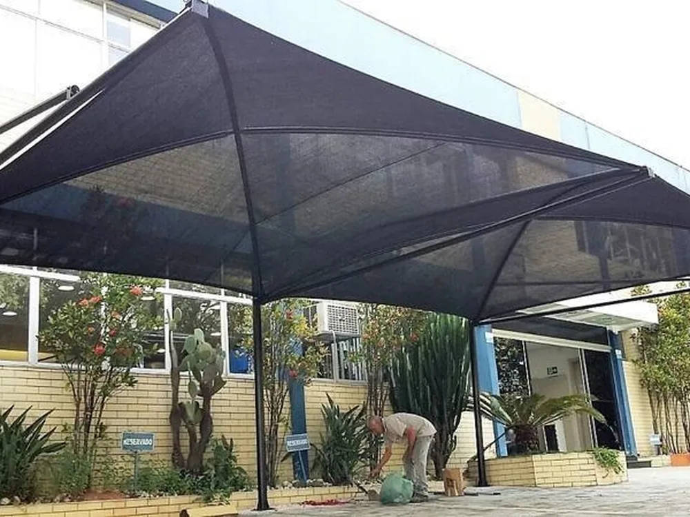 Tela Sombrite instalada em vagas de garagem.