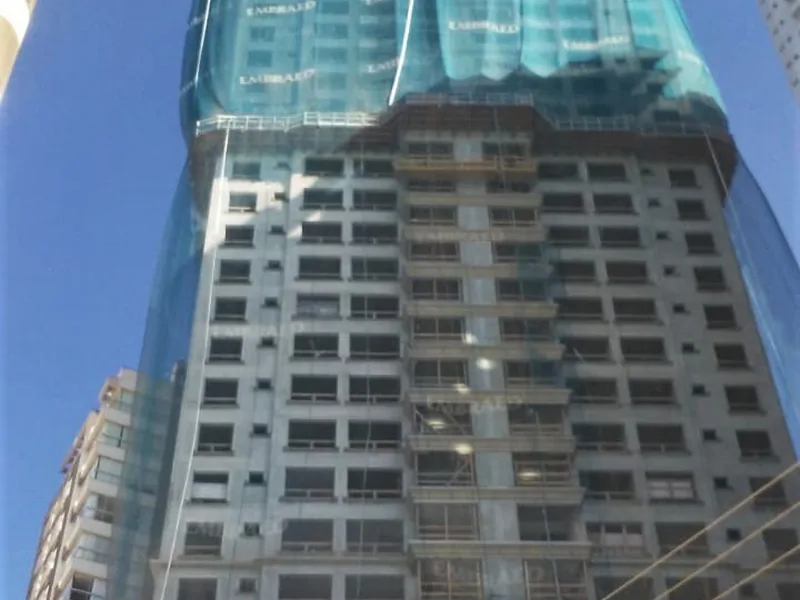 Torre em obra com rede de proteção aplicada entre pavimentos