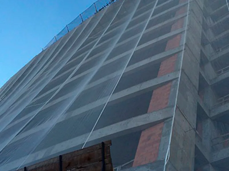 Tela fachadeira instalada cobrindo a fachada de um edifício em obra