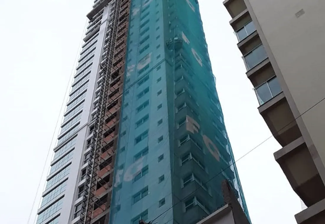 Torre em obra com tela fachadeira Volmax, cena do teste gravado em canteiro